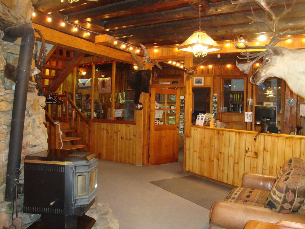 Helmcken Falls Lodge Cabin Rooms And Rv Park Clearwater Eksteriør bilde